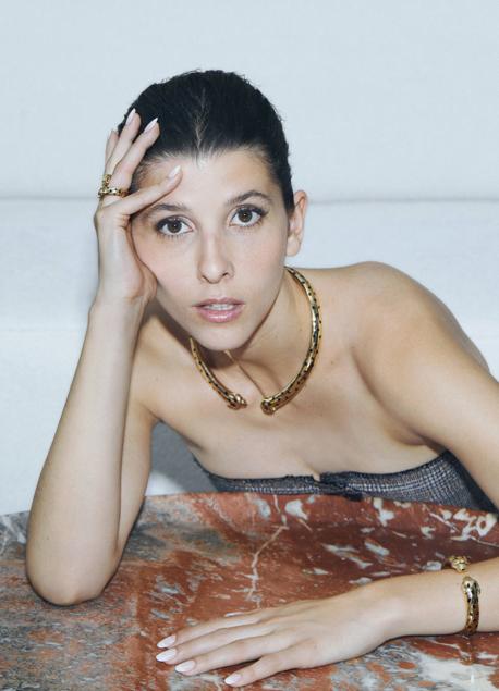 Imagen - Top de un conjunto con pantalón, de Gucci; y collar, pulsera y anillo Panthère, de Cartier. Fotografía: Sergi Pons/ Estilismo: Gervasio Pérez. 