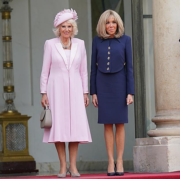 Cómo vestir a los 70, según Camilla y Brigitte Macron: la excentricidad británica de la reina frente al mito sexy de las parisinas