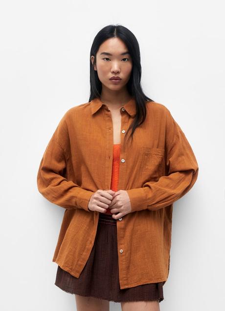 Imagen - Camisa de color teja de Pull&Bear, 22,99 euros.