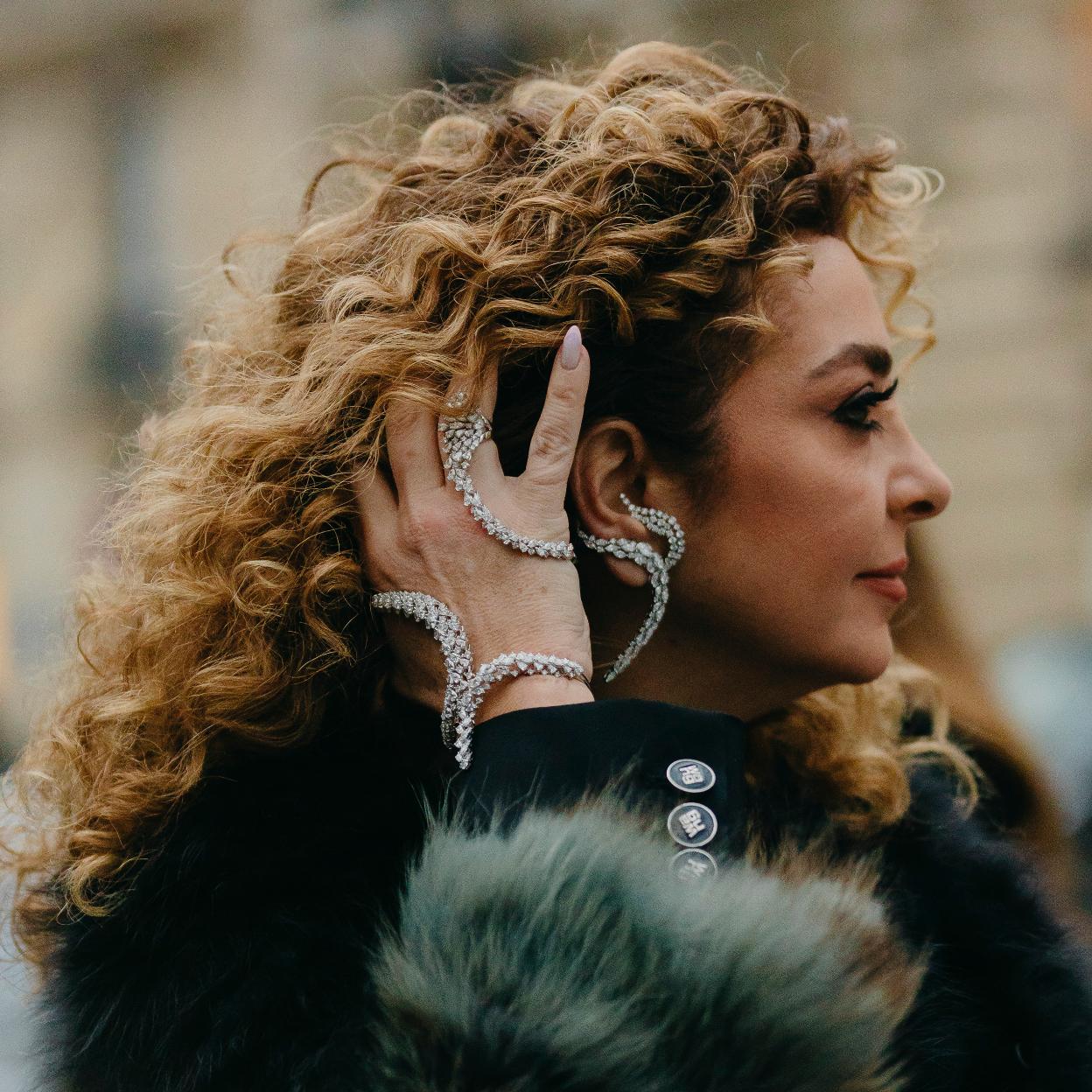 La melena rizada es una de las más vistas en el street style.