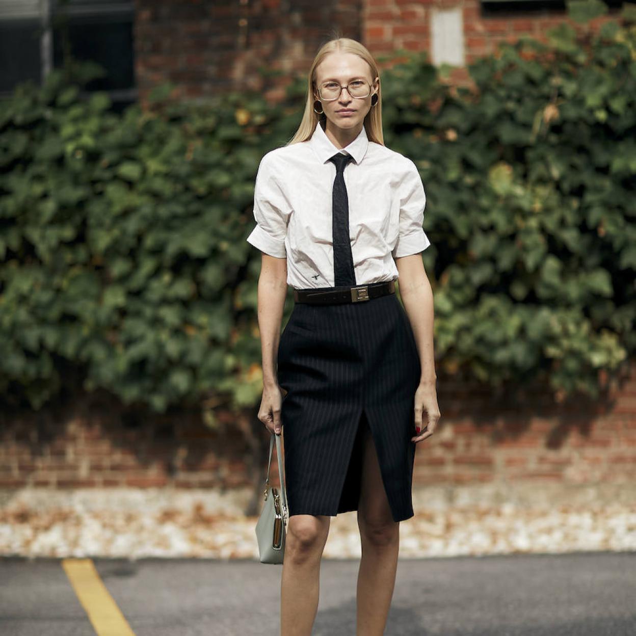 Modelo con look college tendencia