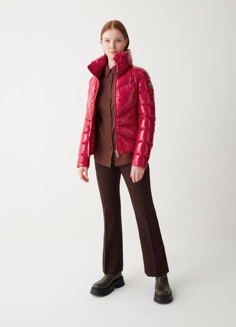 Imagen - Abrigo corto de plumas en color rojo de Colmar. Foto: Colmar