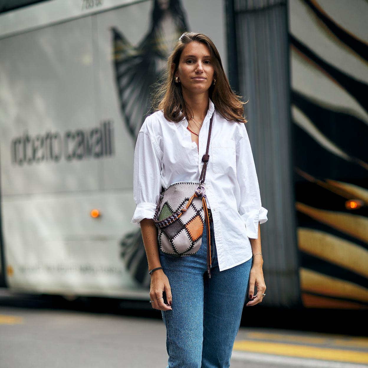 Una mujer con camisa.