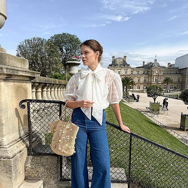 Las blusas con lazada al cuello que enamoran a las chicas más refinadas