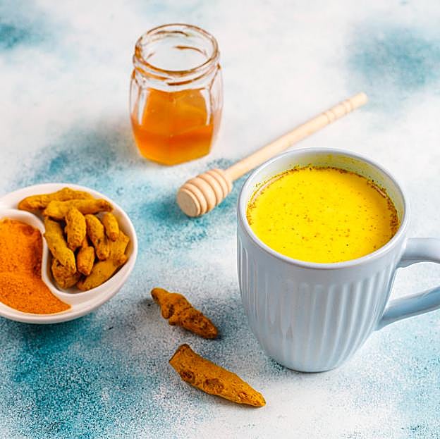 Taza de café con cúrcuma y miel. Imagen de azerbaijan_stockers en Freepik. 