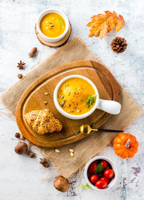 Imagen - Taza de café con cúrcuma. / Imagen de Freepik. 