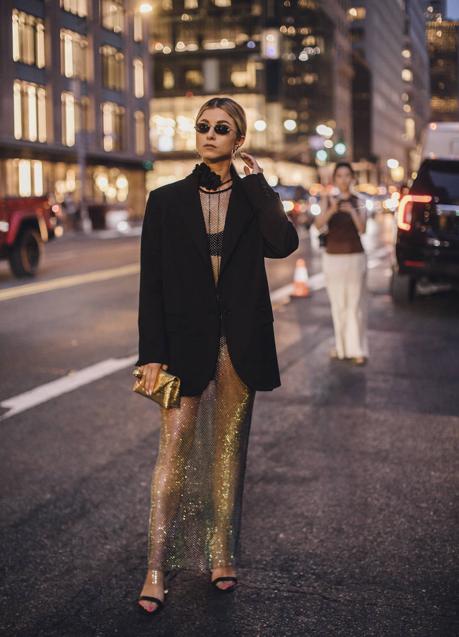 Imagen - Imagen de Street Style, de americana negra combinada con flor en el cuello y vestido de red.
