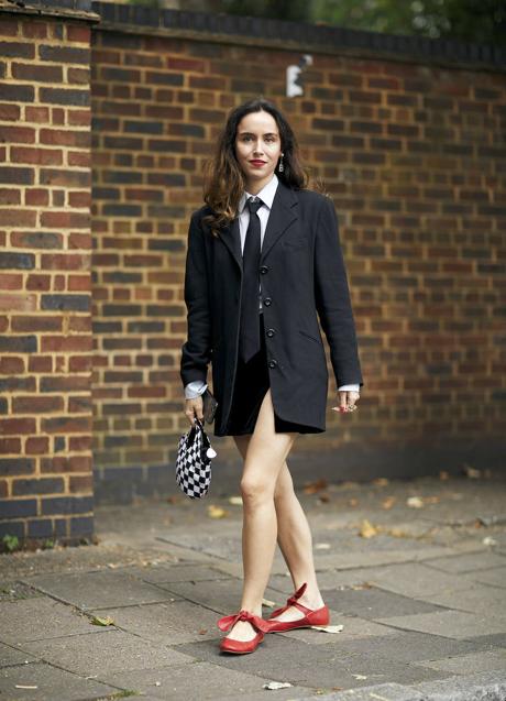 Imagen - Imagen de Street Style, de americana negra combinada con corbata y bailarinas rojas.