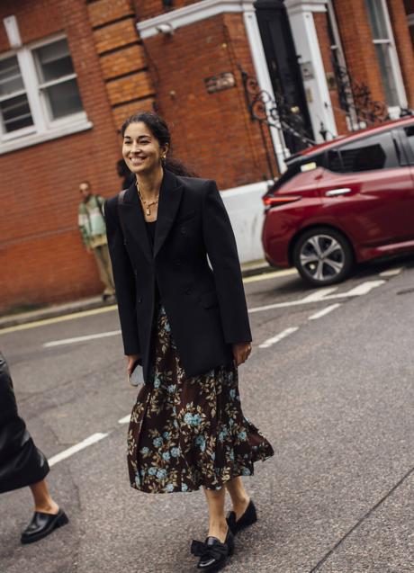 Imagen - Imagen de Street Style, de americana negra cominada con vestido de flores y mocasines.