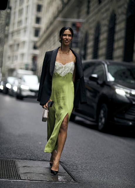 Imagen - Imagen de Street Style, de americana negra combinada con vestido lencero-