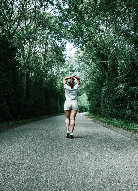 Imagen - Mujer caminando/PEXELS