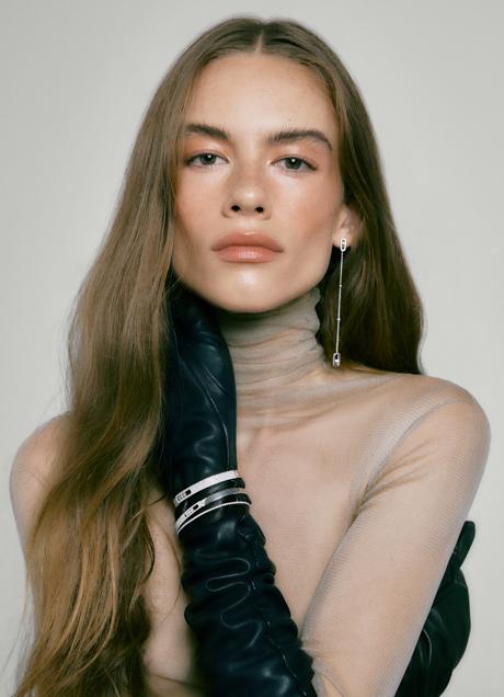 Imagen - Pendientes y pulseras, todo de Messika. Los guantes son de Varadé y el top, de Cortana / FOTO: ROSA COPADO