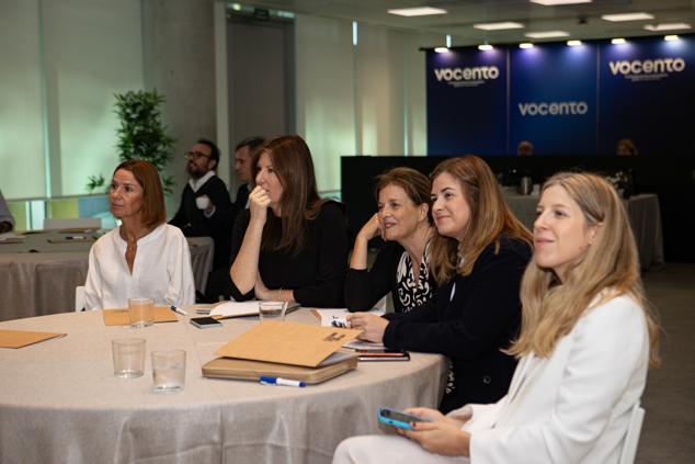 De izquierda a derecha, Tábata Bergareche, responsable de Reputación, Cultura y Sensibilización del Propósito de Telefónica; Ana Clara Martines, directora de Comunicación y Engagement de L’Oréal España y Portugal; Rosa Ramos, Head of External Communications de L'Oréal; Marisol Mobellán, directora de Relaciones Institucionales de IKEA; y Cristina Riera, responsable de RSC y Sostenibilidad de Tendam, escuchan la ponencia de Hugo Giralt.