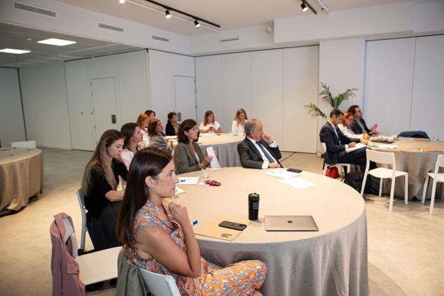 Samary Fernández Feito, directora general del área de Lujo, Estilo de Vida y Revistas de Vocento e impulsora del proyecto Líderes con Propósito, atiende la presentación de Hugo Giralt junto con el resto de participantes en la jornada.