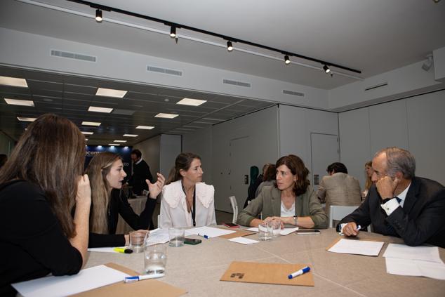 De izquierda a derecha, Ana Clara Martines, directora de Comunicación y Engagement de L’Oréal España y Portugal (de espaldas); Alexandra Jausas, Strategy Manager de Mahou San Miguel; Mariana Ramonell, directora de Sostenibilidad de Vocento; Beatriz Sánchez Guitián, directora general de la Fundación Máshumano; y Jesús Sáinz, vicepresidente de Puy du Foy.