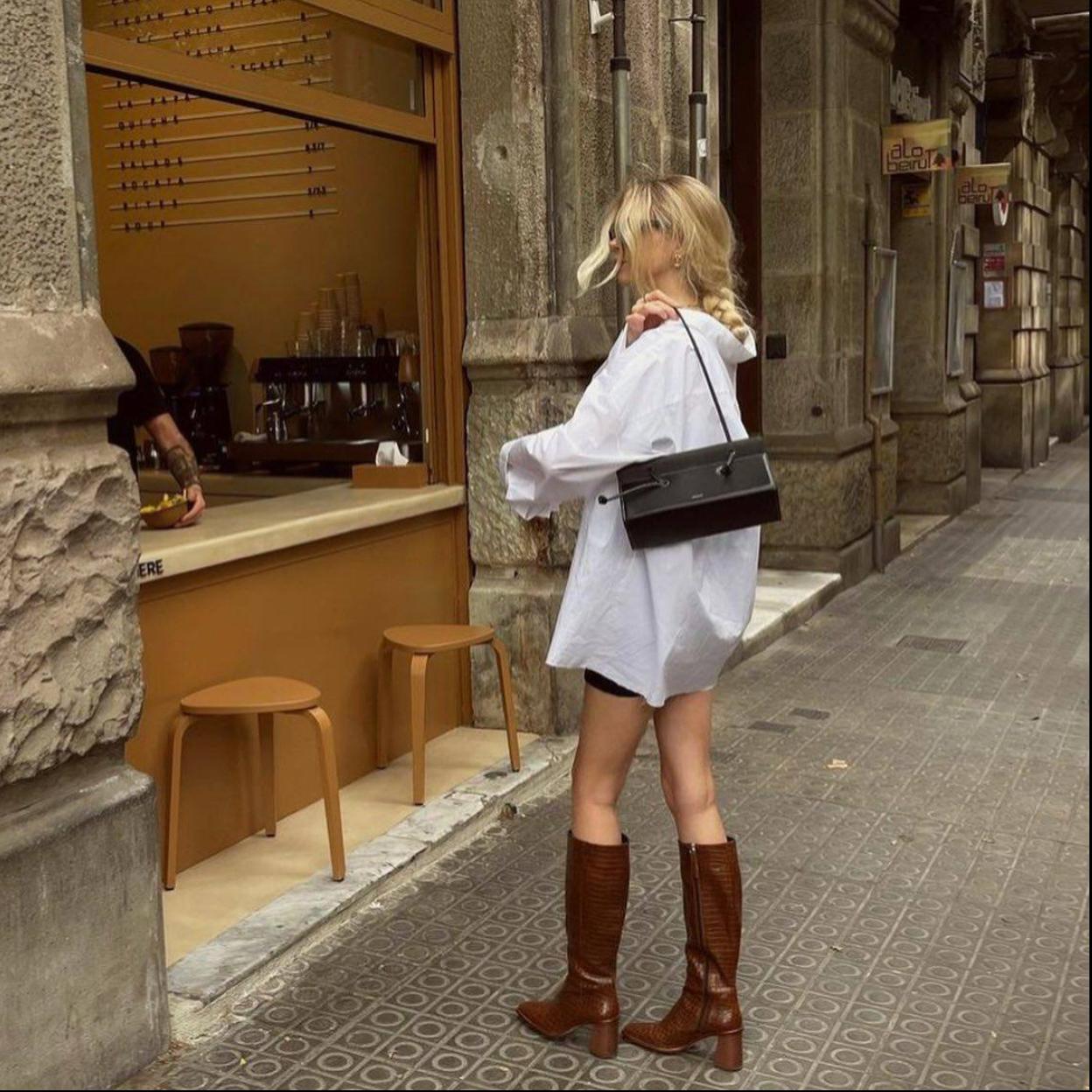 La influencer lleva un look con botas de tacón ancho