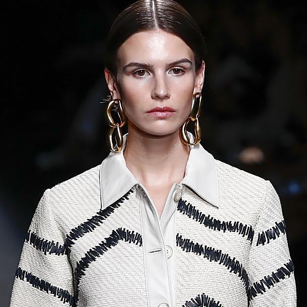 Un maquillaje luminoso en el desfile de Simorra.