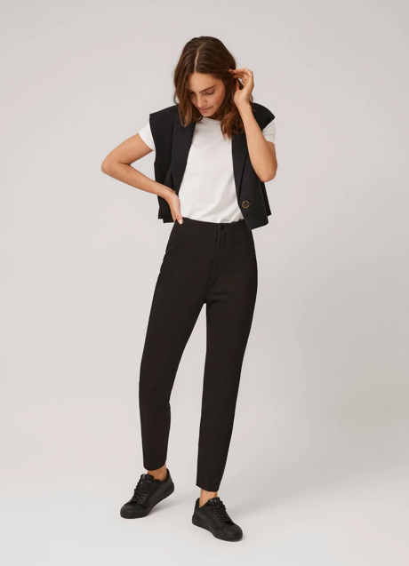 Imagen - Los pantalones negros de Ysabel Mora.