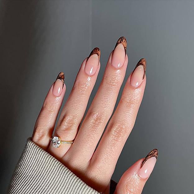 Manicura francesa para otoño estilo chai latte