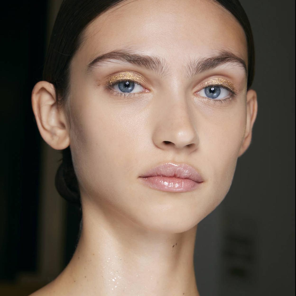 Modelo con mirada joven