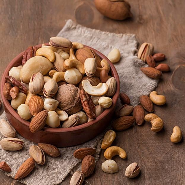 Cuenco con diferentes frutos secos. 