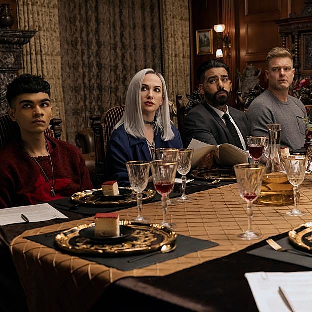 Sauriyan Sapkota, Kate Siegel, Rahul Kohli y Matt Biedel en una imagen de La caída de la casa Usher.