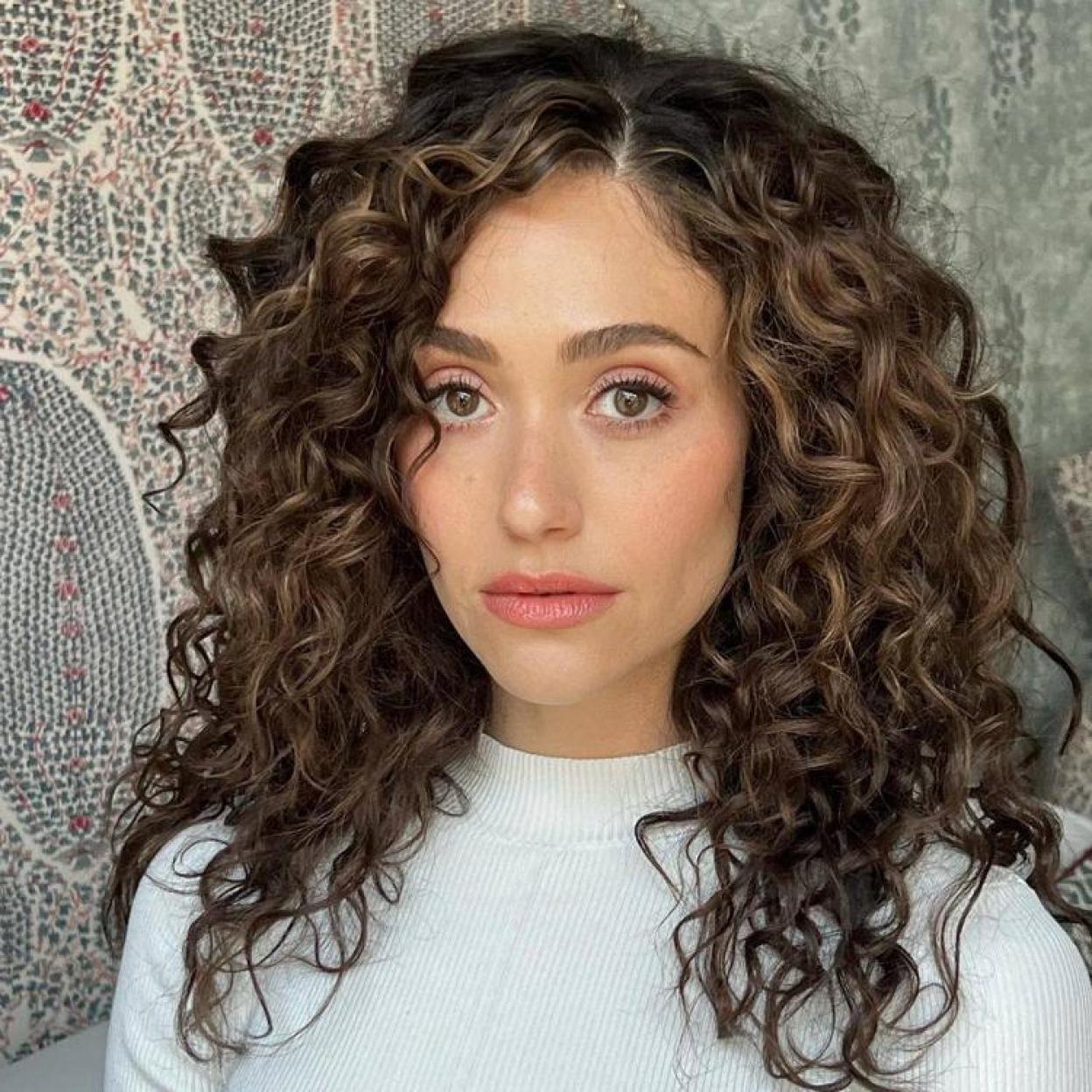 Emmy Rossum con pelo rizado definido