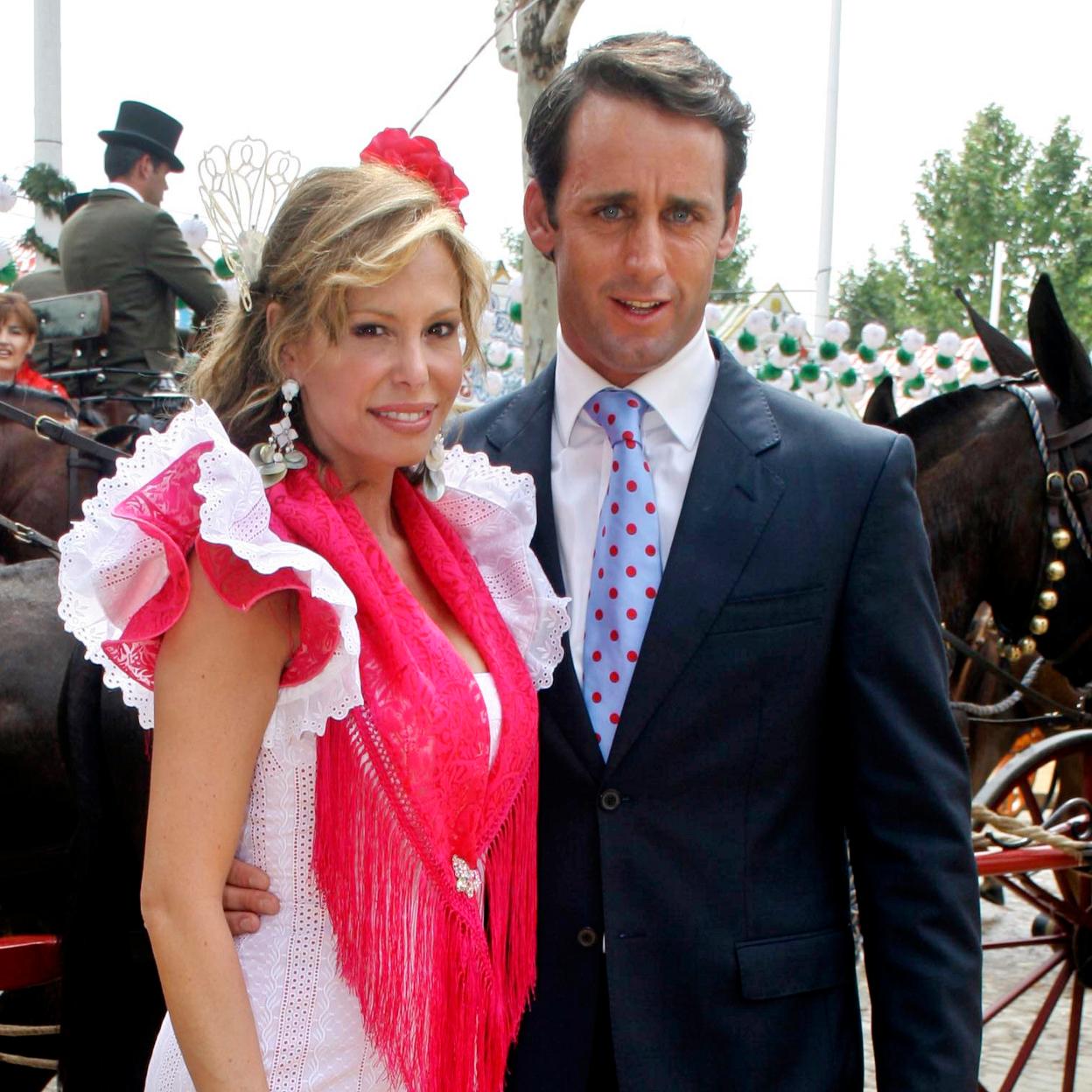 Alvaro Muñoz Escassi y Lara Dibildos, en la Feria de Abril de 2007. 