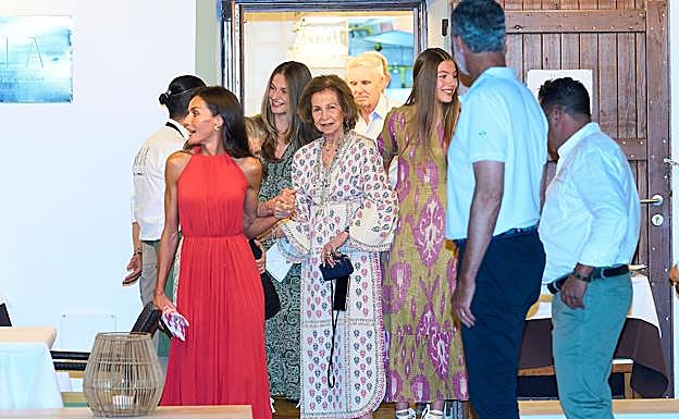 La tumultuosa salida de la familia real en su última cena fuera de Marivent de las últimas vacaciones en Palma. 