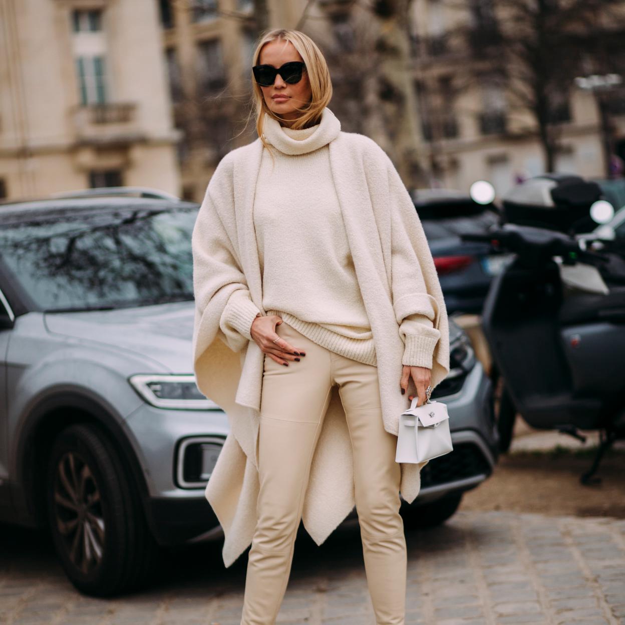 Un look de street style con un cárdigan largo.
