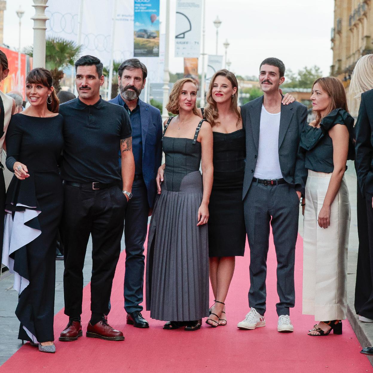 El reparto de la película Itxaso durante el Festival de Cine de San Sebastián.