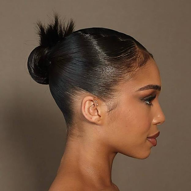 Modelo con peinado de fiesta para pelo largo estilo spiky bun