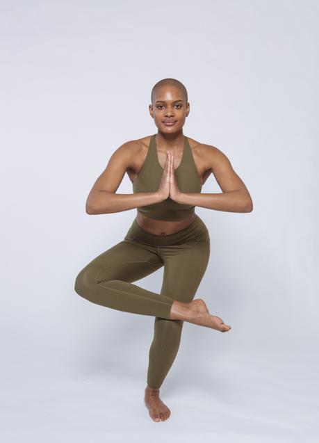 Imagen - Mujer entrenando equilibrio/PEXELS