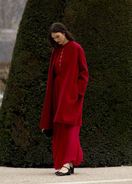 Imagen - Karlie Kloss con un total look de Dior en rojo y zapatos y bolso negros.