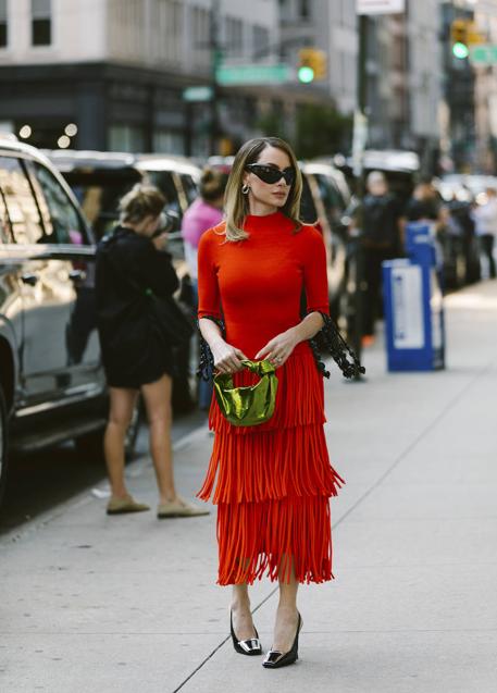 Imagen - Idea de Street Style para combinar prendas rojas con accesorios metalizados.