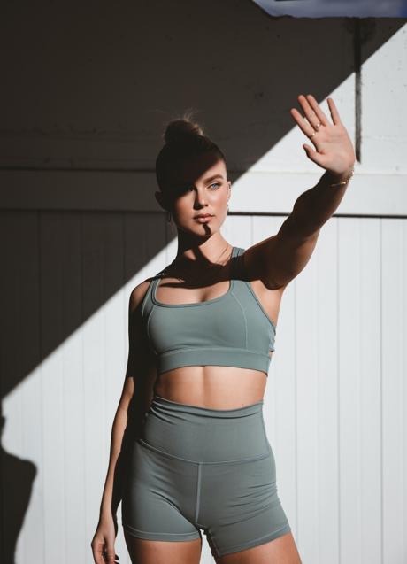 Imagen - Mujer con abdomen plano/PEXELS