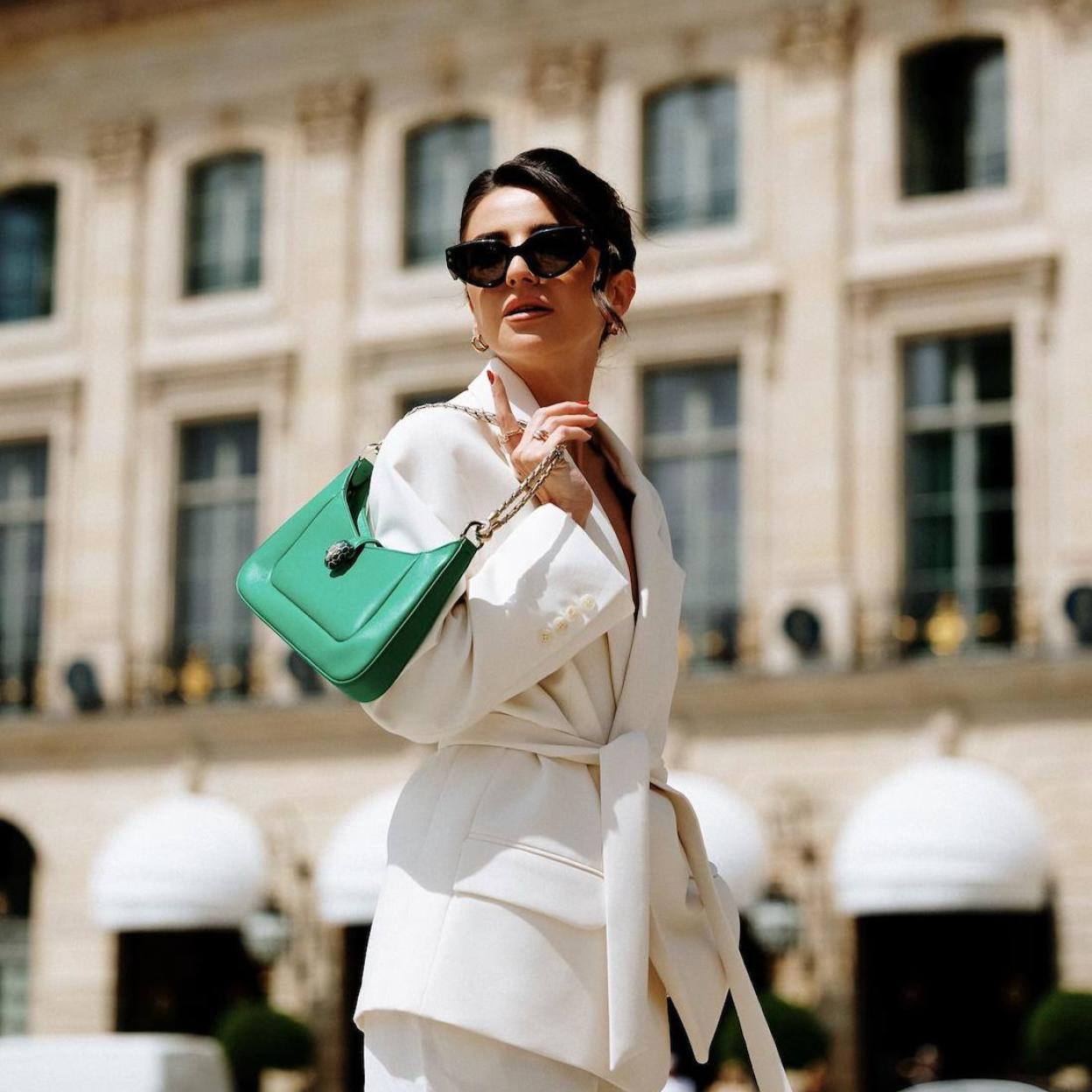 Influencer con bolso de hombro