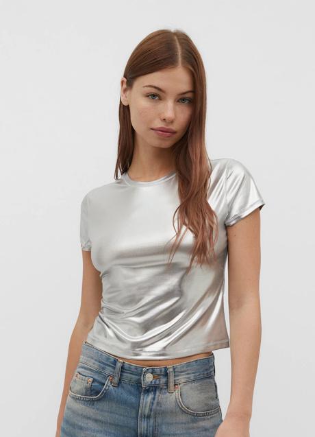 Imagen - Camiseta metalizada de Stradivarius. Foto: Stradivarius.