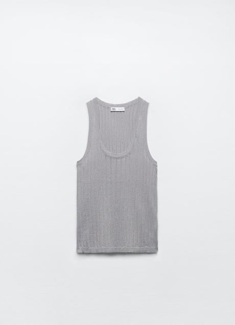 Imagen - Top metalizado en plateado de Zara. Foto: Zara.