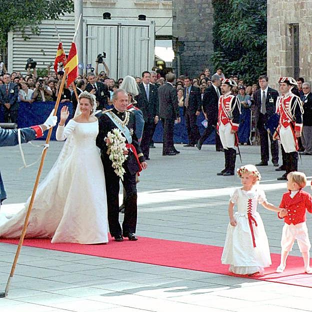 La llegada de la infanta Cristina a la catedral de Barcelona, del brazo de su padre, el rey Juan Carlos. 