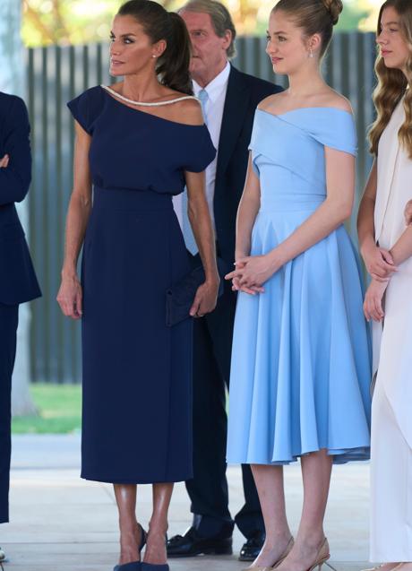 Imagen - La reina Letizia, con un vestido de Boüret, junto a la princesa Leonor. / LIMITED PICTURES