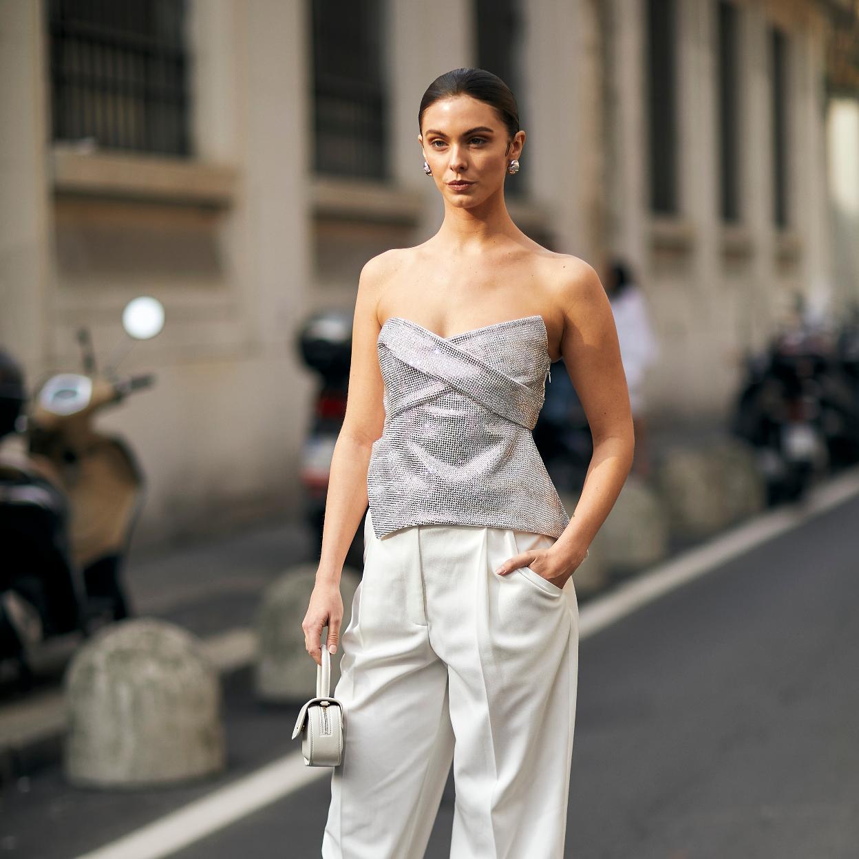 Una mujer con pantalones blancos.