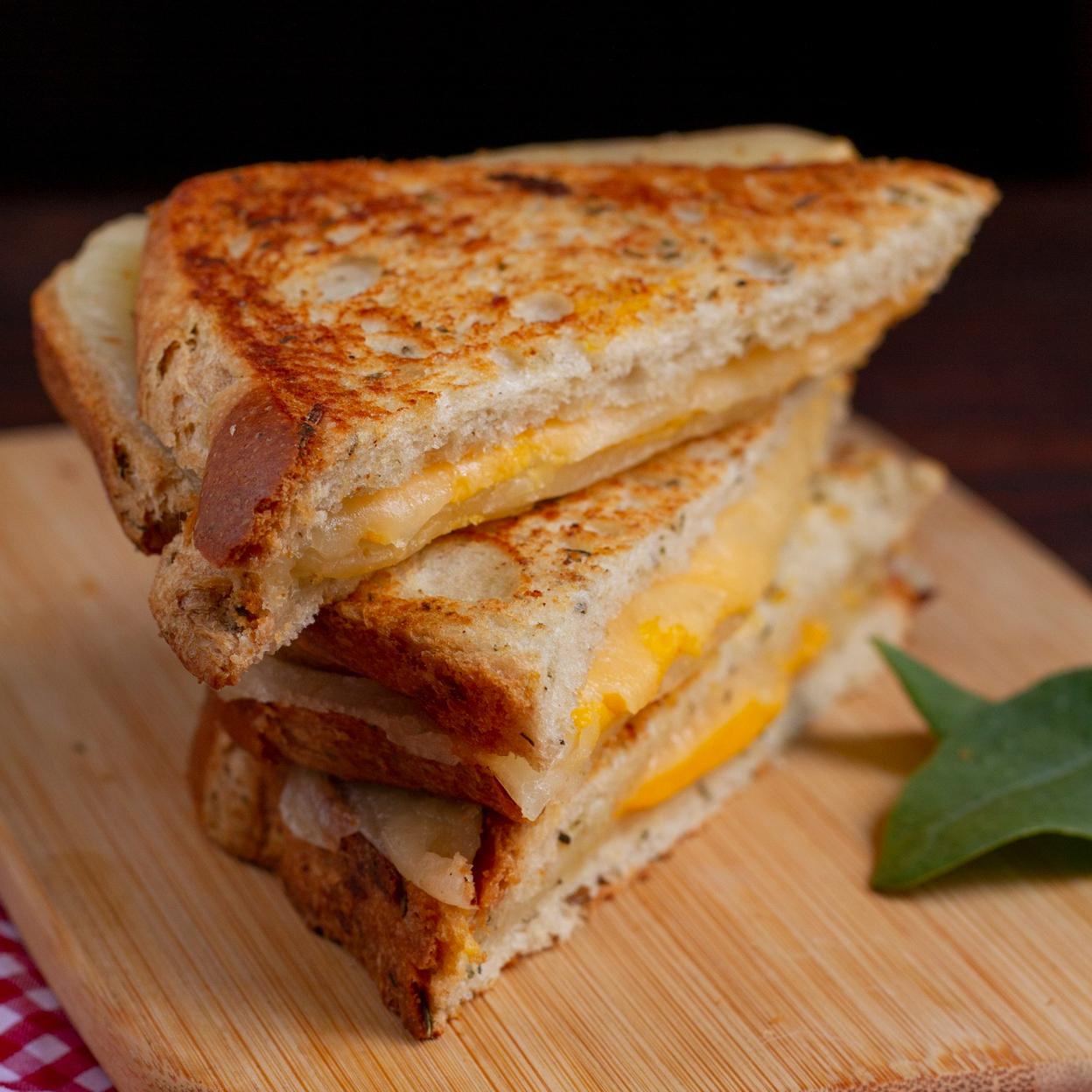 Sandwich de jamón y queso o sandwich mixto. 