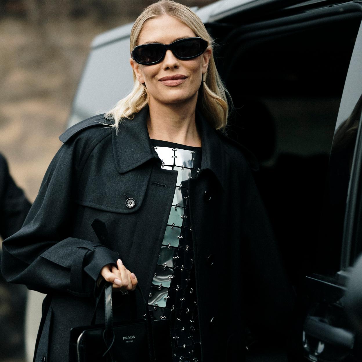 Una mujer con prendas metalizadas.