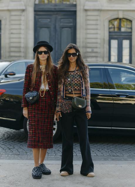 Imagen - Dos modelos con zuecos en el street style. Foto: Launchmetrics Spotlight