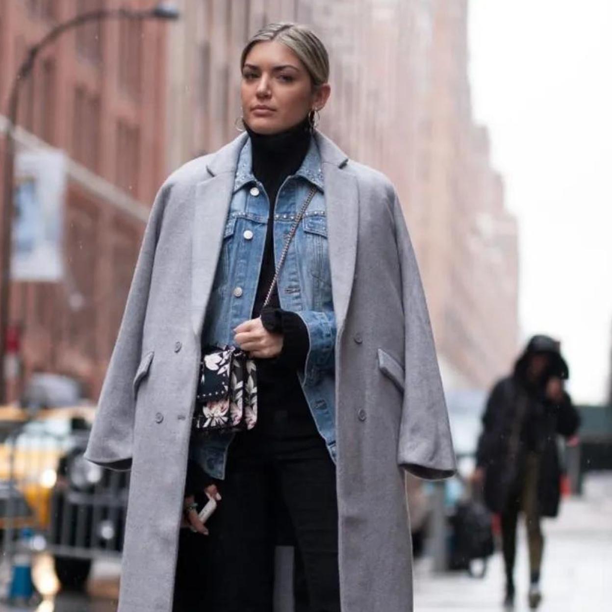 Mujer con abrigo gris