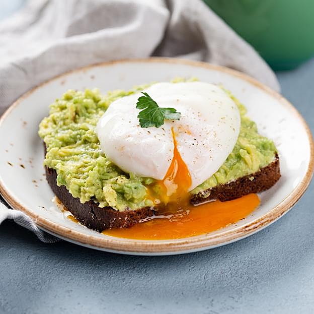 Tostada con aguacate y huevo poché. 