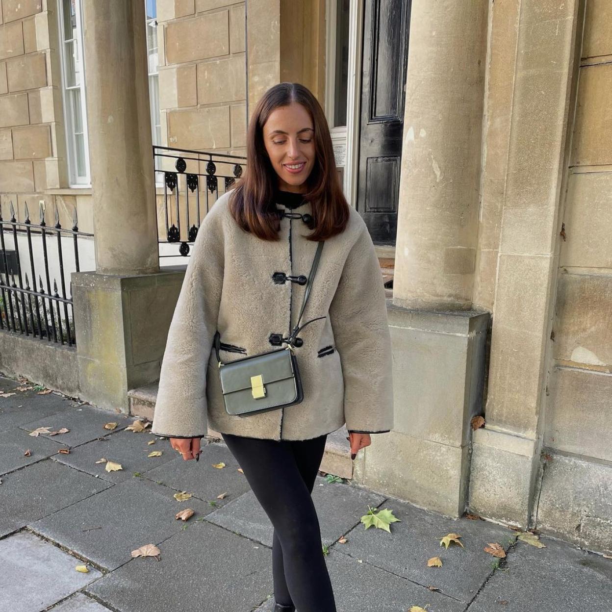 Una mujer con la chaqueta viral de pelo de Mango.