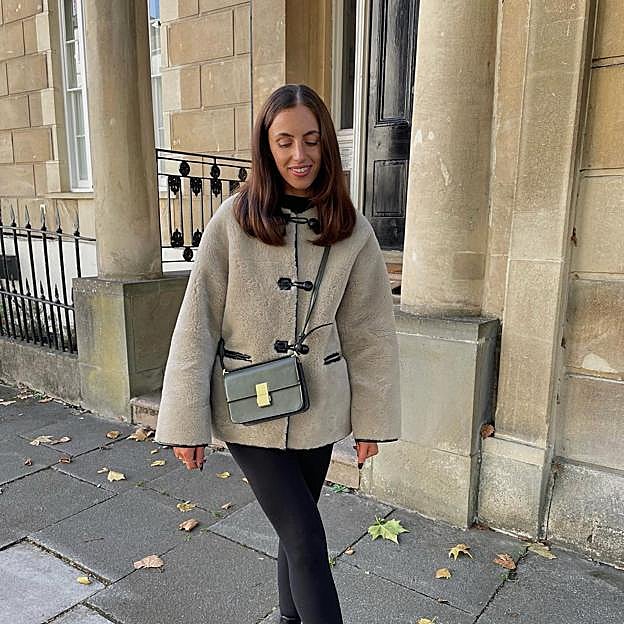 Vuelve a Mango el abrigo de borreguito más viral y ya está a punto de agotarse