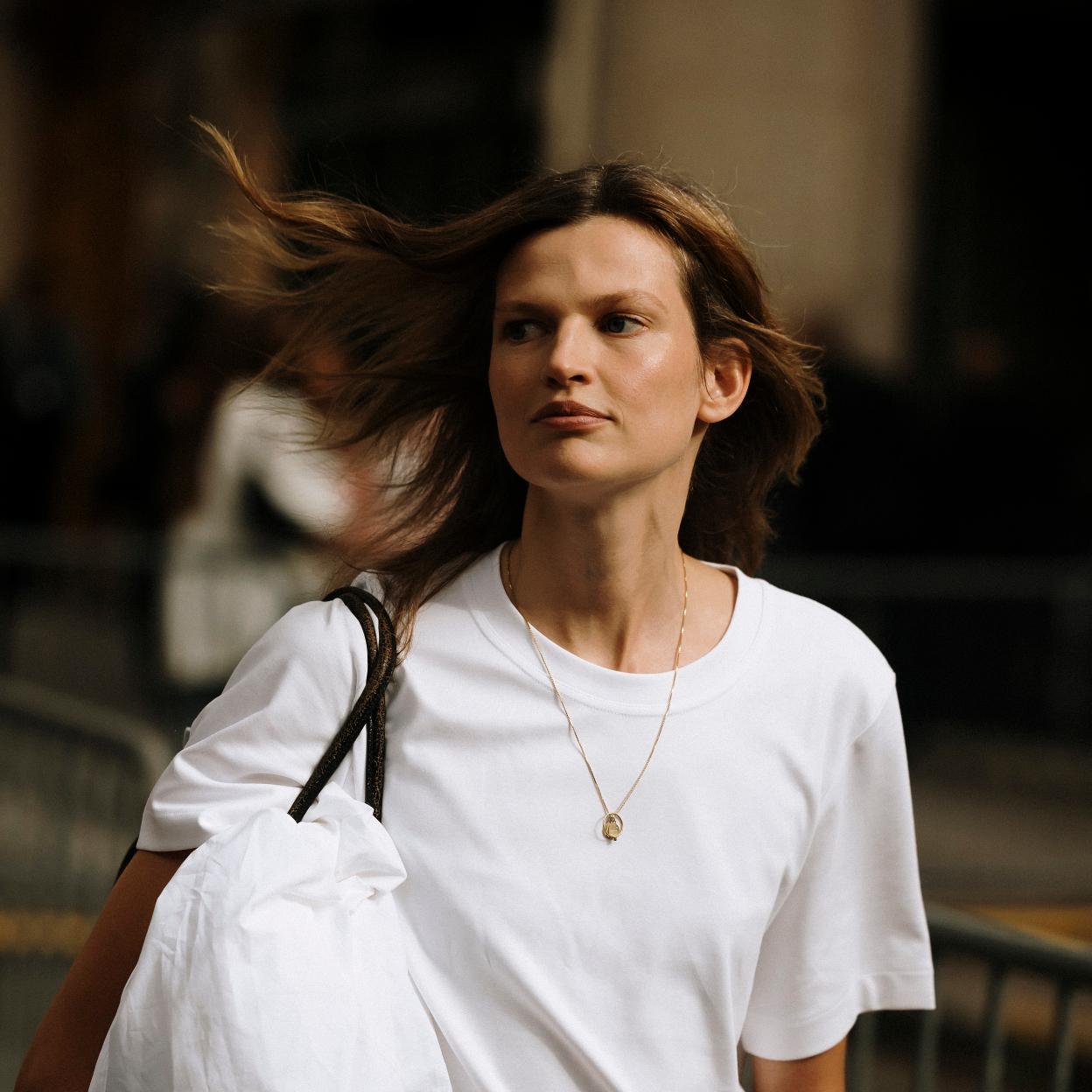 Una mujer en el street style.